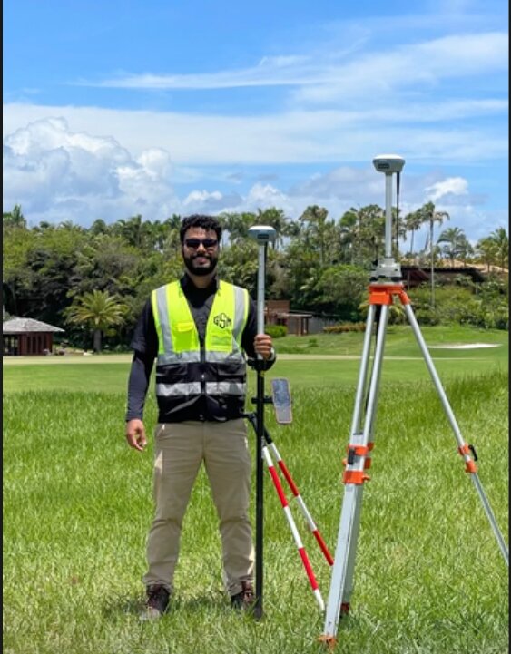 Gustavo Marques, da GSM Topografia, em campo com receptor GNSS e tripé